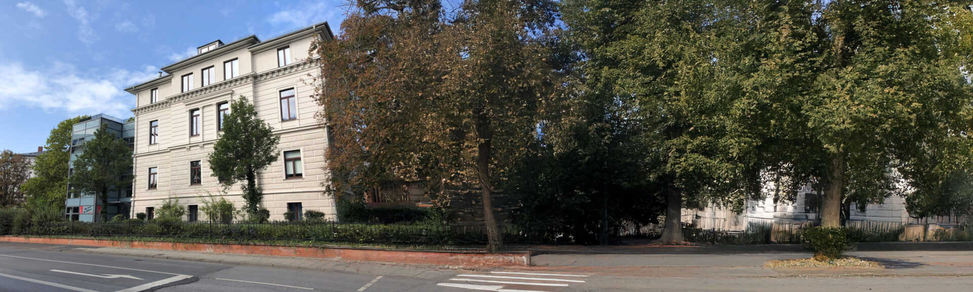 CORAZÓN - Das Haus von Corazon ohne Beleuchtungsmast mit Baumen